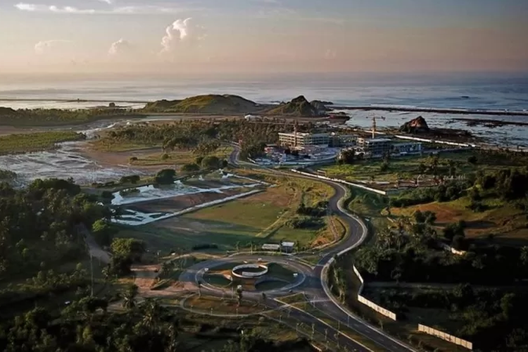 Foto udara yang diambil pada 23 Februari 2019, memperlihatkan proyek pengembangan pesisir Mandalika, yang merupakan lokasi usulan balapan motor MotoGP baru di sirkuit jalanan yang dibuat khusus di Mandalika di selatan Lombok.