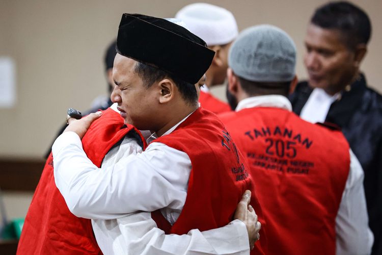 Terdakwa kasus pengeroyok pegiat media sosial Ade Armando usai menjalani sidang vonis di Pengadilan Negeri Jakarta Pusat, Kamis (1/9/2022). Majelis hakim menjatuhkan hukuman pidana selama 8 bulan penjara dikurangi masa tahanan.