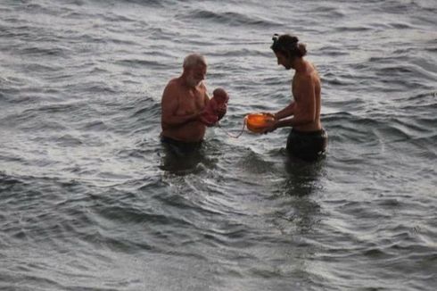 Tantang Risiko, Wanita Ini Lakukan Water Birth di Laut Merah