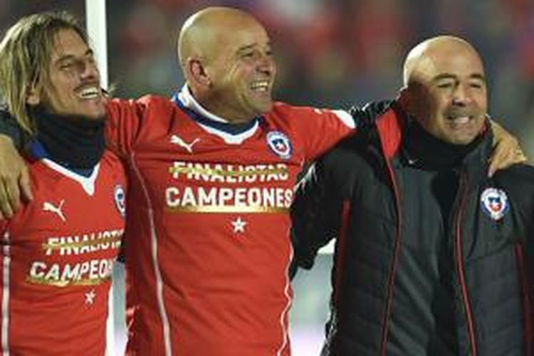 Jorge Sampaoli dan staf pelatih Cile merayakan keberhasilan menjuarai Copa America 2015. 