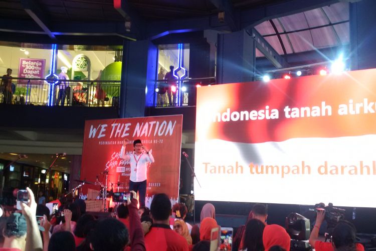 Addie MS mengomandoi penonton untuk menyanyikan lagu-lagu bertema nasional di Cilandak Town Square (Citos), Jakarta Selatan, Sabtu (3/6/2017). Addie ikut bagian dalam acara We The Nation yang digagas Badan Ekonomi Kreatif (Bekraf).