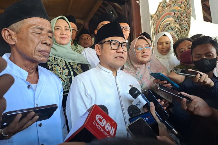 Ketua Umum PKB Muhaimin Iskandar (Cak Imin) usai berziarah di makam Sunan Gunung Jati, Cirebon, Jawa Barat, Jumat (8/9/2023). 