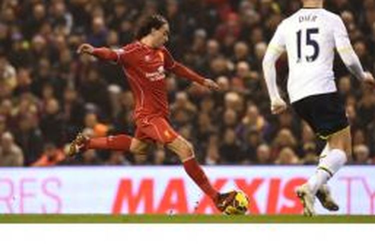 Gelandang Liverpool, Lazar Markovic (tengah), melepaskan tembakan untuk mencetak gol ke gawang Tottenham Hotspur dalam laga Premier League di Anfield, Selasa (10/2/2015).