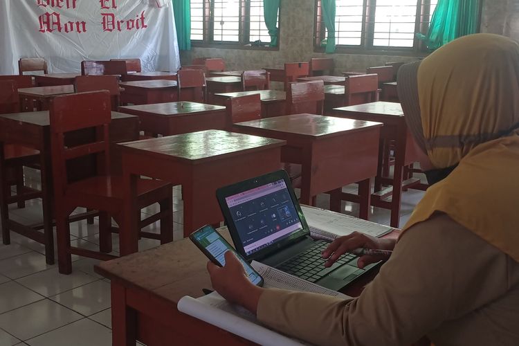Beberapa guru terlihat mengajar secara daring di salah satu kelas yang sepi di SMAN 8 Malang setelah ada beberapa murid reaktif hasil tes COVID-19 pada Senin (31/1/2022). 