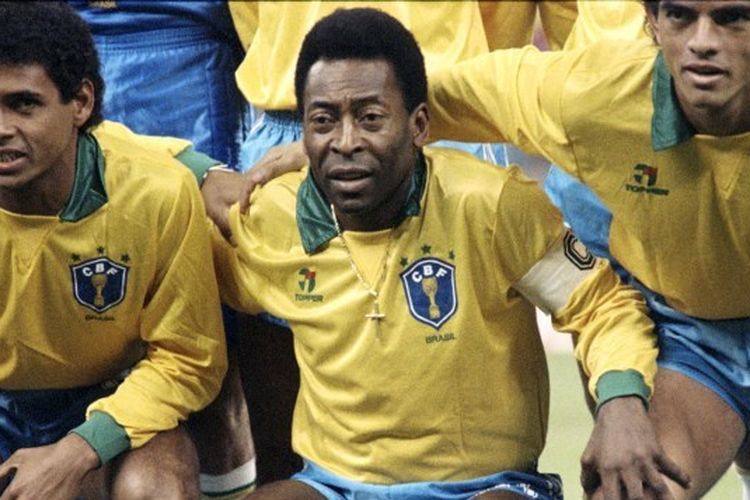 Dokumen foto: Edson Arantes do Nascimento (Pele) saat tampil pada laga persahabatan yang digelar untuk merayakan ulang tahun Pele di Milan pada 31 Oktober 1990.