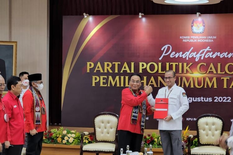 Ketua DPP PDI-P Bidang Pemenangan Pemilu Bambang Wuryanto di Kantor KPU, Jakarta, Senin (1/8/2022) saat mendaftarkan partainya sebagai calon peserta Pemilu 2024.