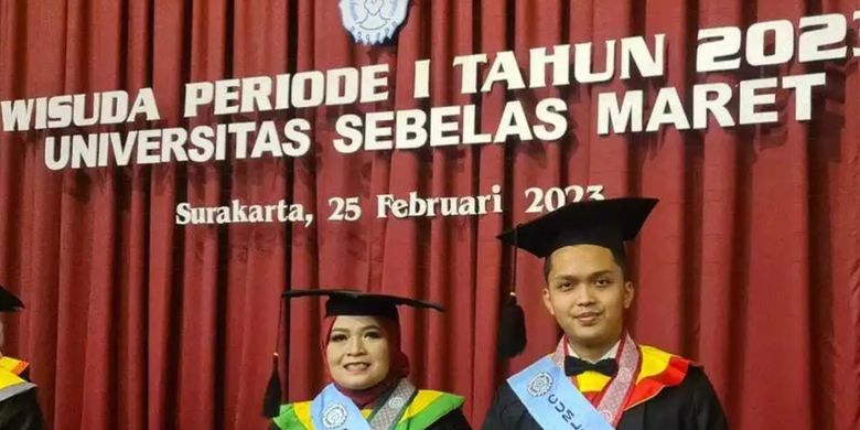 Ibu dan anak meraih gelar S3 atau doktor bersama di Universitas Sebelas Maret (UNS) Surakarta.