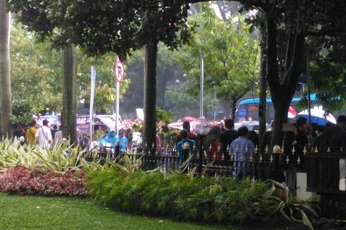 Hujan Tak Surutkan Demo Pengemudi Taksi 