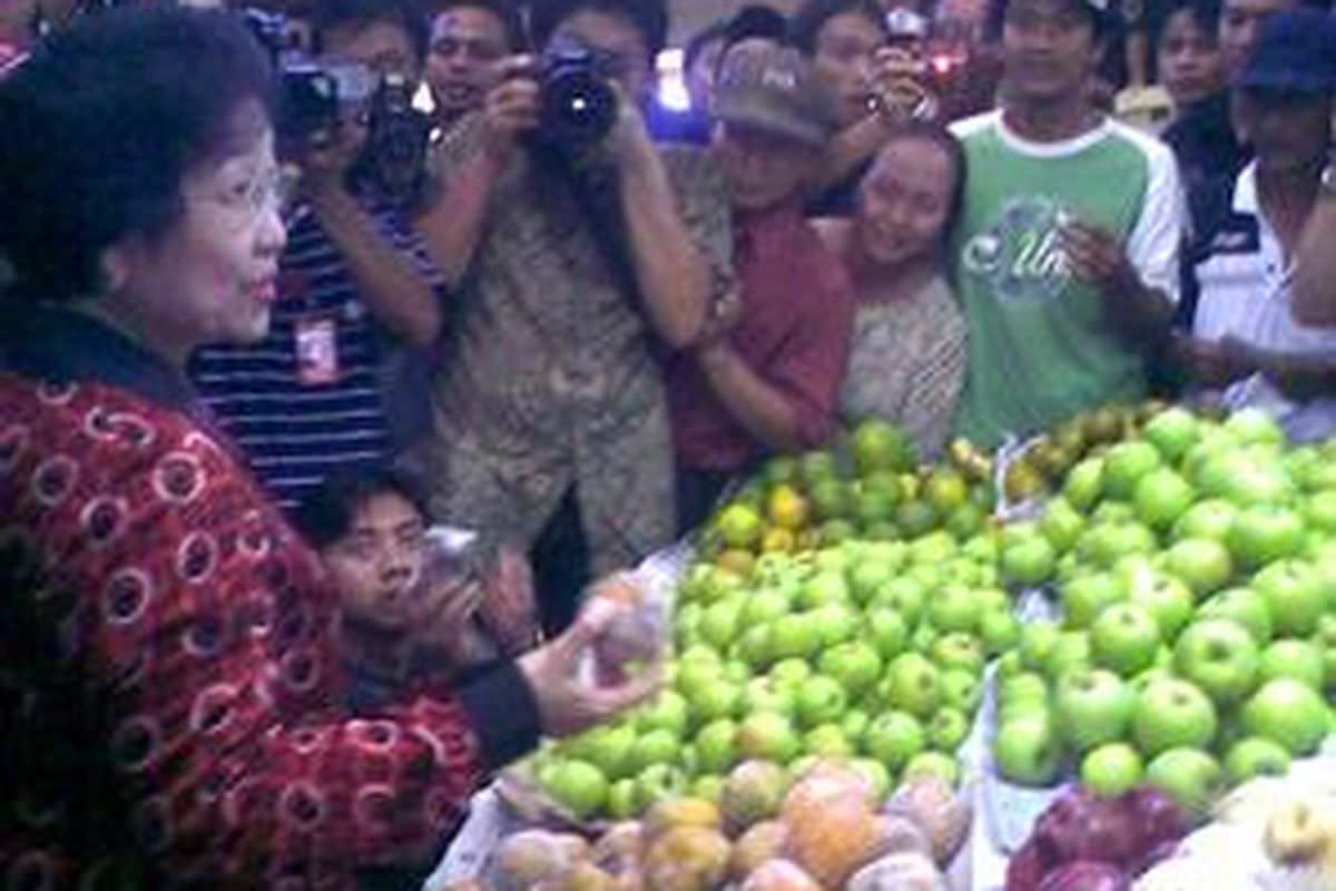 Capres PDI Perjuangan, Megawati Soekarnoputri menyempatkan mampir ke Pasar Gede, Solo, Jawa Tengah, dalam rangkaian kampanye akhirnya, Sabtu (4/7)