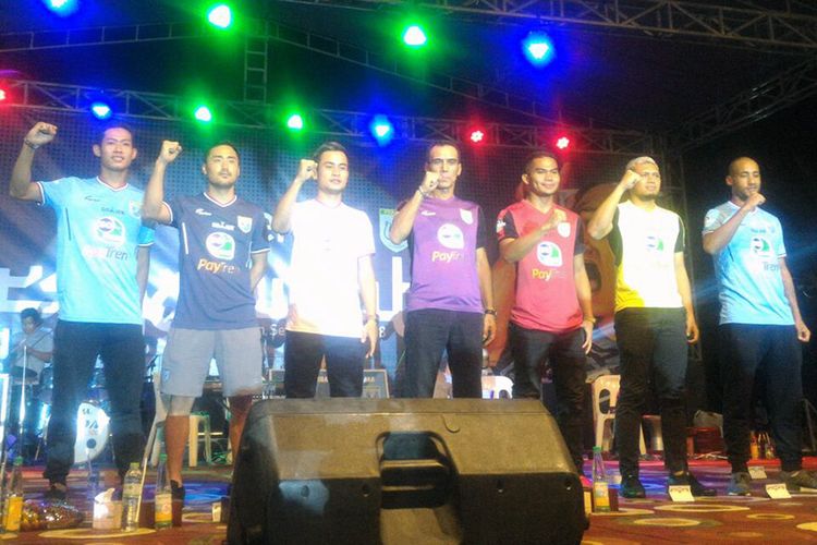 Perwakilan para pemain Persela Lamongan saat diperkenalkan kepada publik, Selasa (20/3/2018) malam.