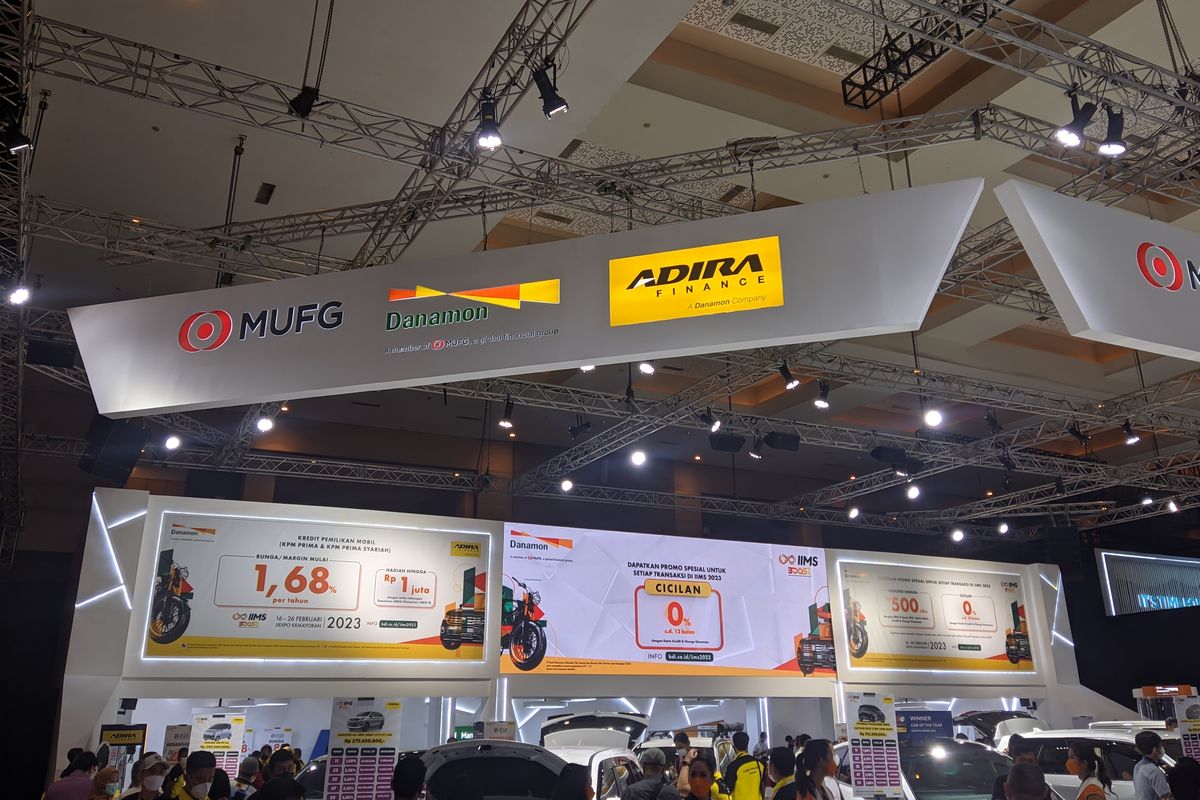 Booth Adira, MUFG, dan Danamon di Hall D IIMS 2023 ramai pengunjung