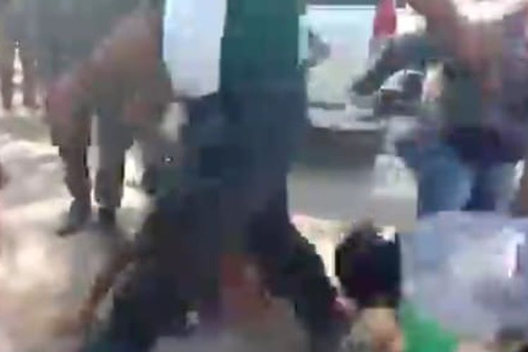 Tangkapan layar video viral dugaan tindak kekerasan di Desa Pubabu-Besipae, NTT, Rabu (14/10/2020).