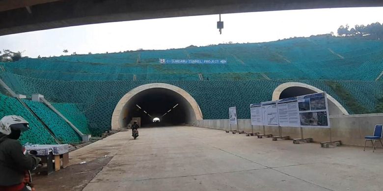 Terowongan Tol Cisumdawu di wilayah Kecamatan Pamulihan, Sumedang telah tersambung dan rampung dibangun. Namun, di trase lain masih terkendala pembebasan lahan. 