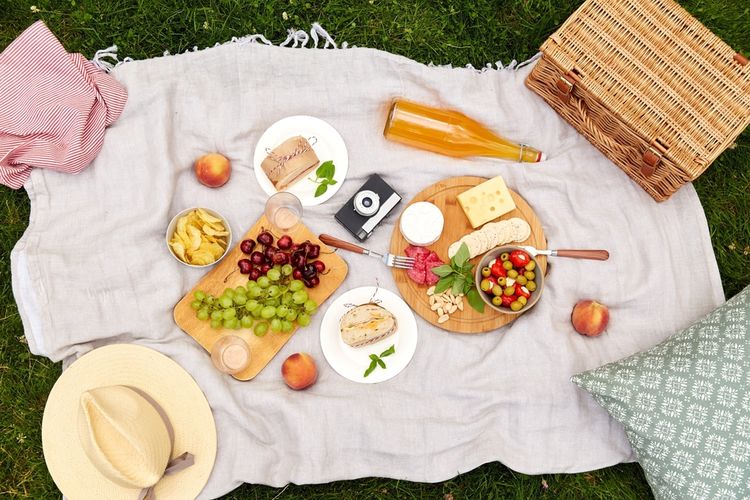 Perhatikan jenis makanan, jarak tempuh, hingga kemasan saat menyiapkan bekal piknik.