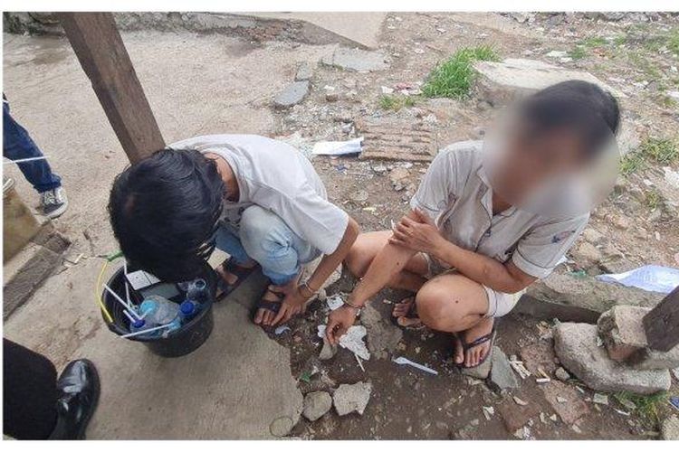 A dan EM yang ditangkap aparat Polsek Palmerah saat melakukan penggerebekan narkoba di Kampung Boncos, Palmerah, Jakarta Barat pada Selasa (25/10/2022). 