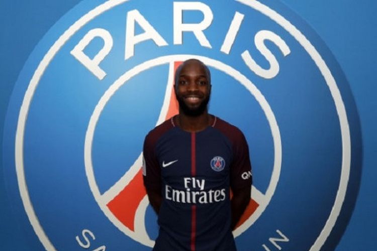 Foto peresmian Lassana Diarra sebagai pemain anyar Paris Saint-Germain.