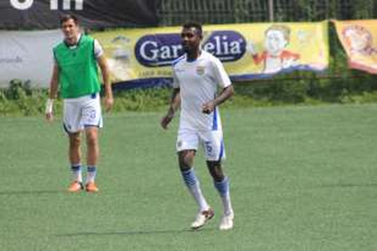 Bek Persib Bandung, Rudolof Yanto Basna.