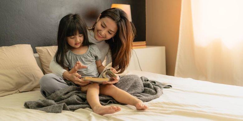 Ilustrasi orangtua bersama anak. Tips kelola THR anak.