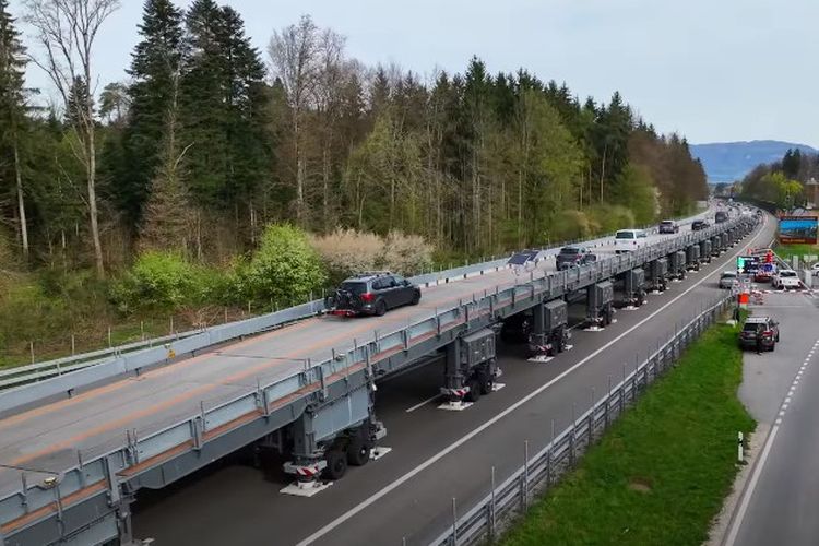 Jembatan Astra di Swiss, jembatan mobile yang digunakan untuk mengurangi kemacetan di lokasi pekerjaan perbaikan jalan.