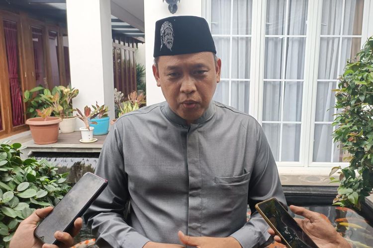 Pelaksana Tugas Wali Kota Bekasi Tri Adhianto saat ditemui oleh Kompas.com di Perumahan Kemang, Bekasi Selatan, Kota Bekasi, Rabu (4/5/2022). 