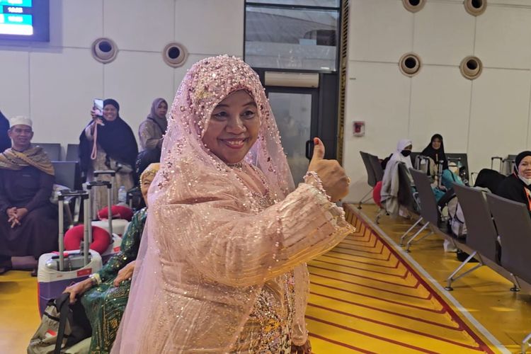 Heboh, Jemaah Haji Asal Gowa Pakai Baju Bling-bling di Bandara Jeddah