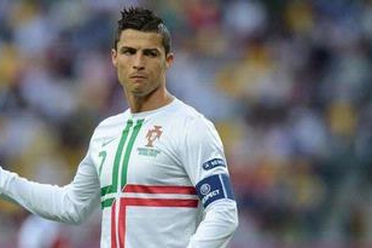 Bomber Portugal Cristiano Ronaldo memuji usaha rekan-rekannya saat melawan Denmark dalam pertandingan lanjutan penyisihan Grup B di Stadion Arena Lviv, Rabu (13/6/2012). 