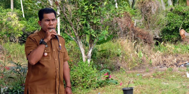 Kepala Desa Kedabu Rapat Mahadi saat menyambut kedatangan Tim Kompas Gramedia Group. 