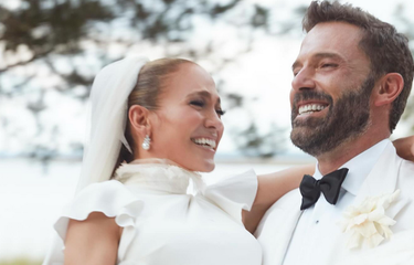 Jennifer Lopez dan Ben Affleck di momen pernikahan mereka tahun lalu. Foto ini dibagikan J.Lo melalui akun Instagram-nya, untuk memeringati satu tahun ikrar pernikahan mereka. 