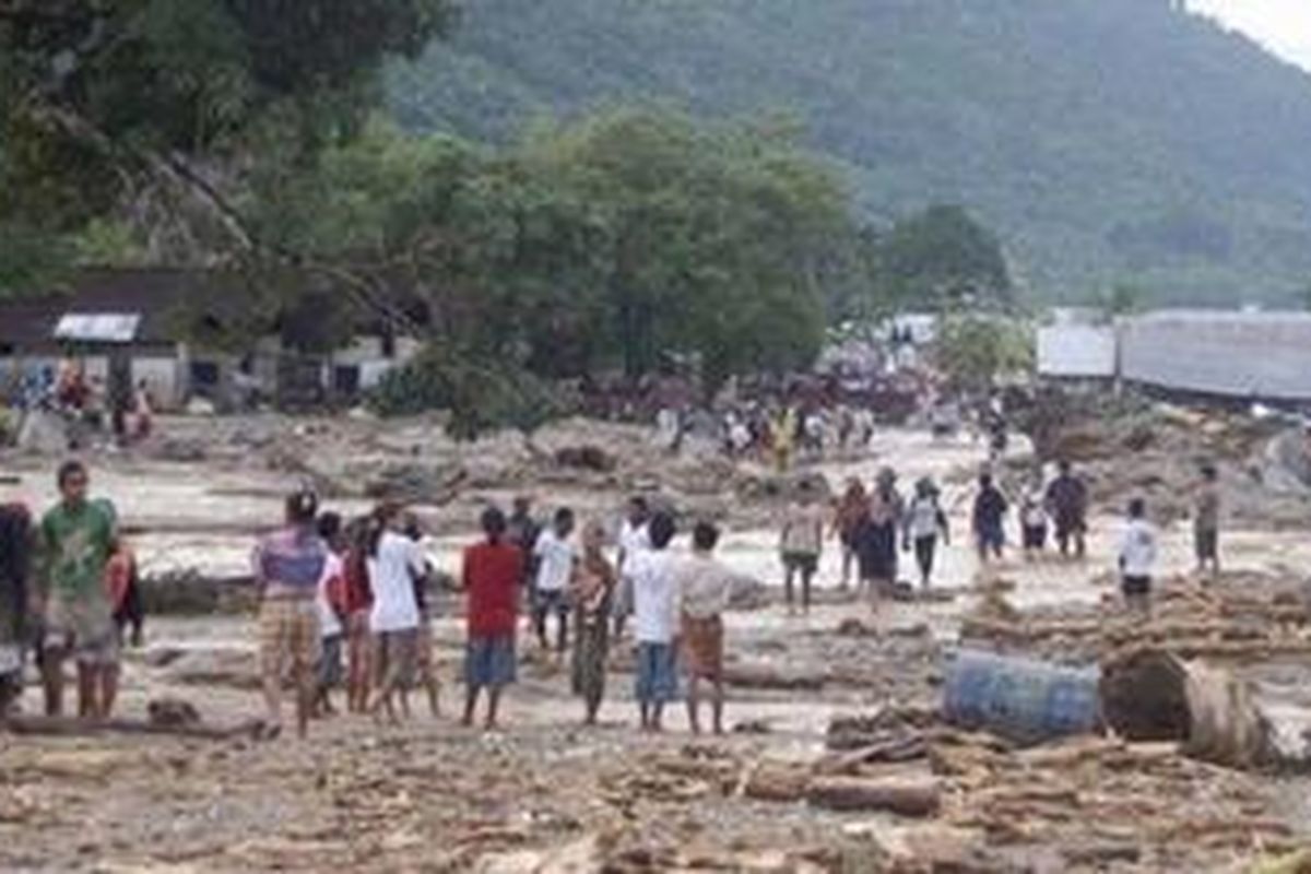 Warga berkumpul di bekas banjir bandang di Wasior, Papua Barat, Selasa (5/10/2010).