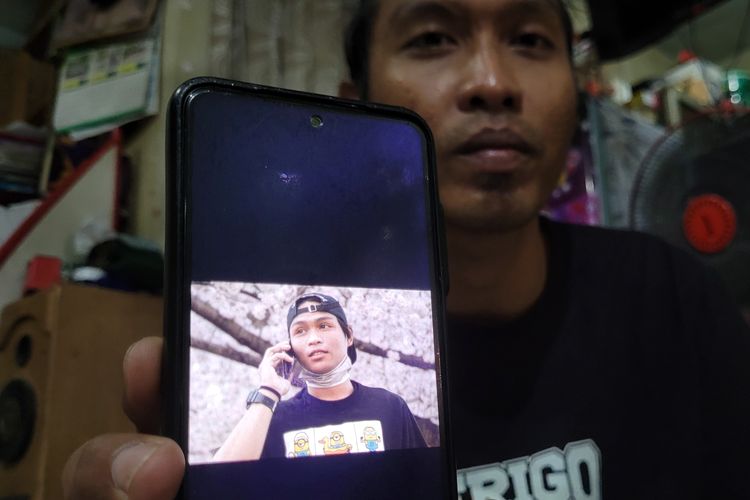 Irwan Sidik (31) menunjukkan foto adiknya, Zaki Saefur Rohman (24), di rumah duka Desa Kedungwuluh Lor, Kecamatan Patikraja, Kabupaten Banyumas, Jawa Tengah, Sabtu (1/6/2024).