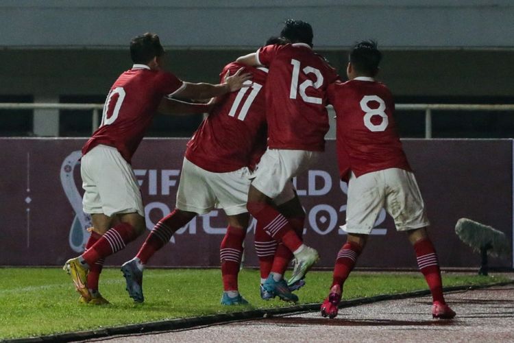 Selebrasi pemain timnas Indonesia usai menjebol gawang Curacao dalam laga FIFA Matchday di Stadion Pakansari, Bogor, Selasa (27/9/2022).