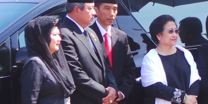 Presiden SBY bersama Ketua Umum PDI P Megawati Soekarnoputeri dan Gubernur DKI Jakarta Joko Widodo menyambut kedatangan jenazah Taufiq Kiemas di TMP Kalibata. Minggu (9/6/2013).