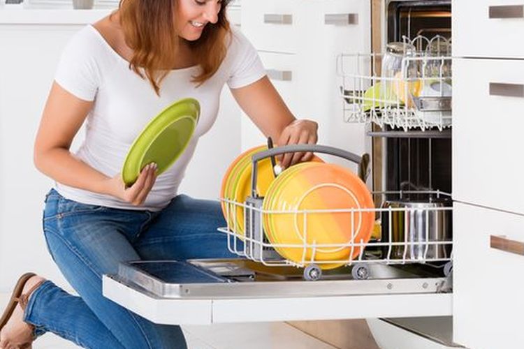 Ilustrasi mesin pencuci piring.