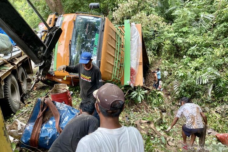 Sejumlah pekerja mengevakuasi material besi dari sebuah truk yang mengalami kecelakaan di kawasan Gunung Paro, Kecamatan Leupung, Kabupaten Aceh Besar, Rabu (12/1/2021). 