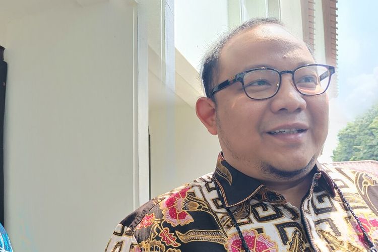 Kuasa Hukum Jama'an Nurchotib Mansur alias Ustaz Yusuf Mansur, Ariel Mochtar menjawab santai perihal kemenangan perkara dugaan ingkar janji investasi atau wanprestasi tergugat kliennya itu, usai sidang putusan di Pengadilan Negeri Tangerang, Kamis (1/12/2022). 