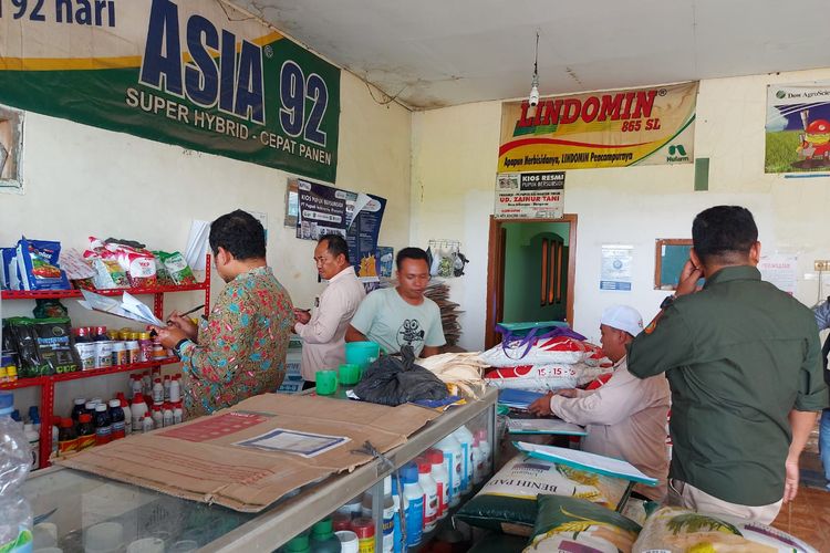 Foto: Pemeriksaan kios pupuk di Kecamatan Arjasa, Kabupaten Situbondo, Provinsi Jawa Timur.