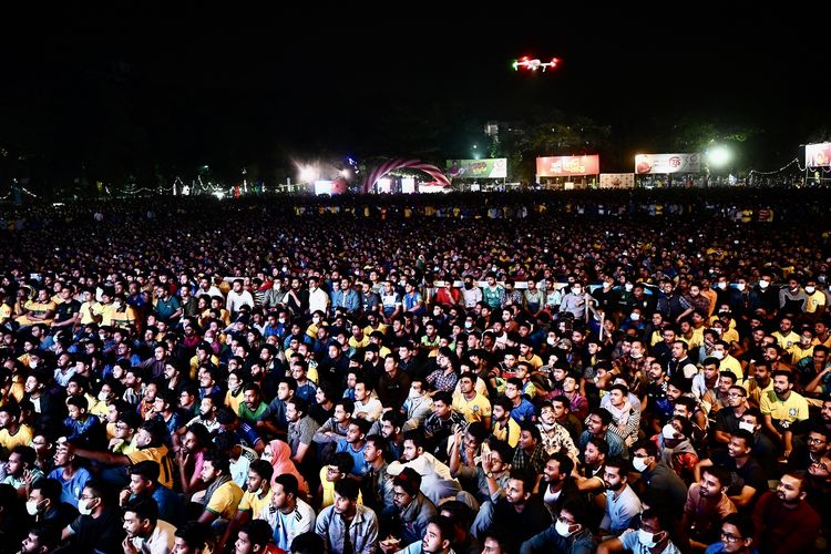 Pendukung Tim Samba di Bangladesh menonton pertandingan Brasil vs Swiss di layar lebar di Dhaka, 28 November 2022. Brasil lolos ke babak 16 besar setelah menang 1-0 lawan Swiss.