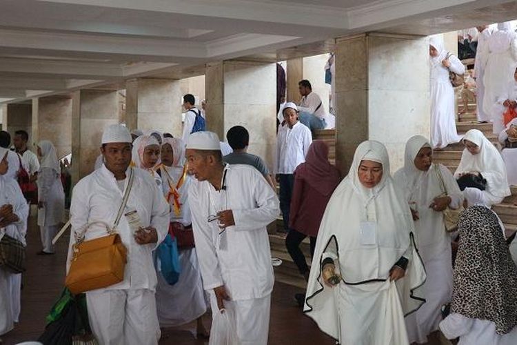 Jemaah dari berbagai daerah mengikuti acara Manasik Umroh First Travel 2017 dan Dzikir Akbar yang diselenggarakan oleh agen perjalanan umroh First Travel di Masjid Istiqlal Jakarta, Minggu (6/11/2016).