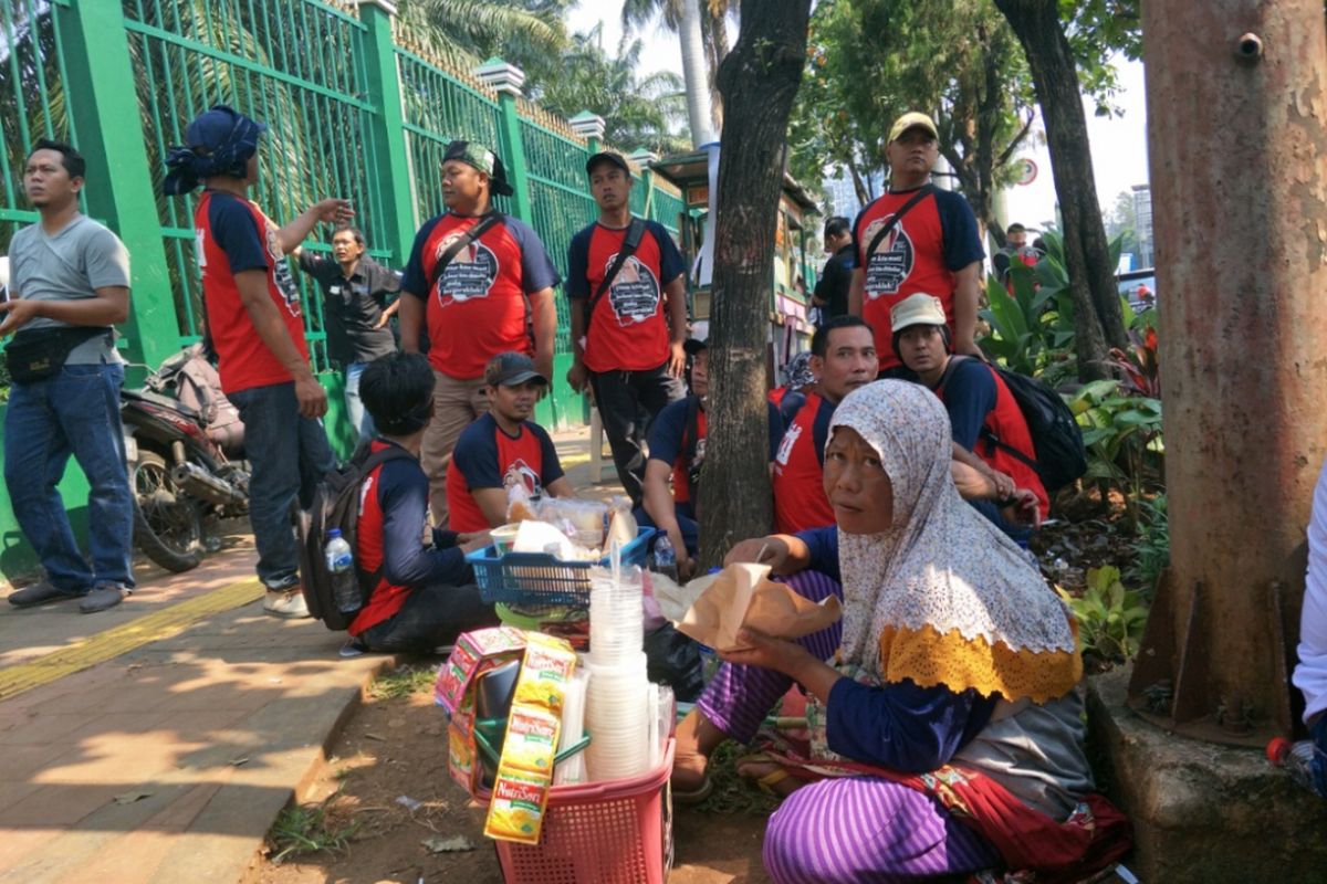 Pedagang di aksi unjuk rasa buruh di depan gedung DPR RI, Selasa (1/5/2018).