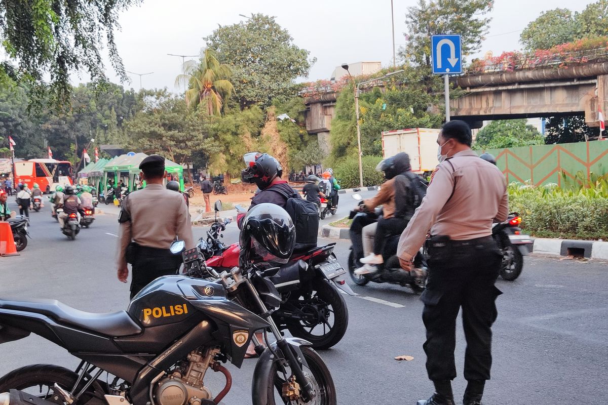 Dua orang polisi tampak berjaga sekitar 10 menit pada sore hari di Jalan Lapangan Ros Utara, Tebet, Jakarta Selatan, Kamis (7/9/2023) 
