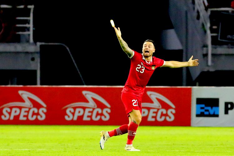 Pemain Timnas Indonesia Marc Klok memberi semangat tim saat pertandingan FIFA Matchday melawan Palestina yang berakhir dengan skor 0-0 di Stadion Gelora Bung Tomo Surabaya, Rabu (14/6/2023) malam. Terkini, Indonesia akan melawan Argentina di SUGBK, Senin (19/8/2023) malam WIB. Marc Klok memberikan semangat agar timnas Indonesia tak gentar sebab bakal bertanding di GBK dengan dukungan yang mengalir dari pendukung skuad Garuda.