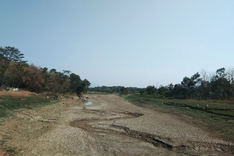 Penampakan Sungai Cibeet dan Bendungan Cibeet di Karawang yang mengering, Sabtu (5/10/2019).