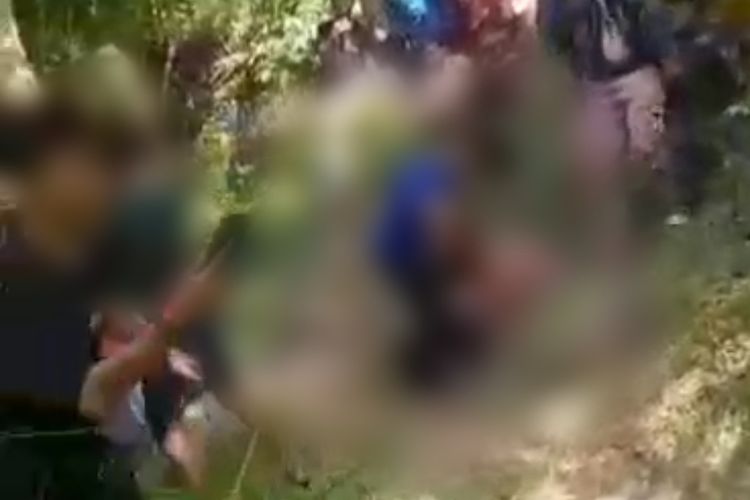 sejumlah anak-anak pelajar terlibat duet dan ribut, di salah satu kebun di Kecamatan Cipicung, Kabupaten Kuningan, Rabu (14/6/2023)