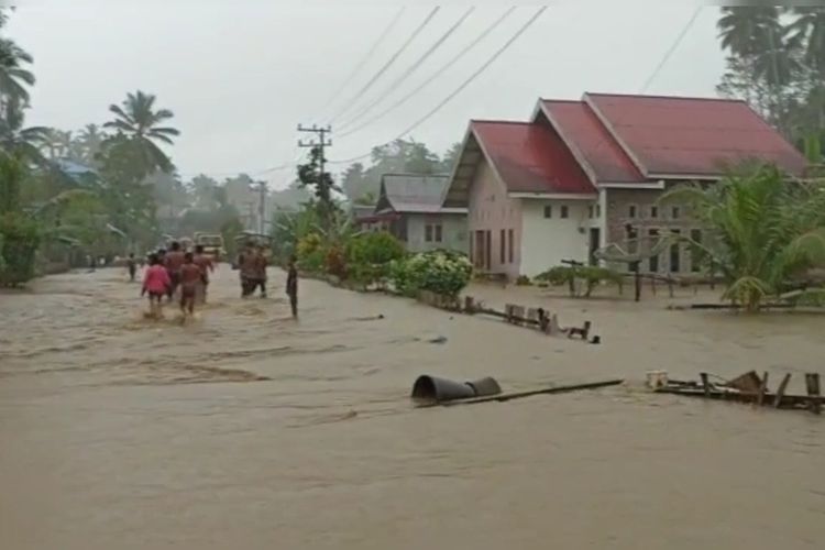 Sekitar 129 rumah warga yang berada di Kecamatan Lasalimu, Kabupaten Buton, Sulawesi Tenggara, terendam banjir, Sabtu (18/6/2022) sore.