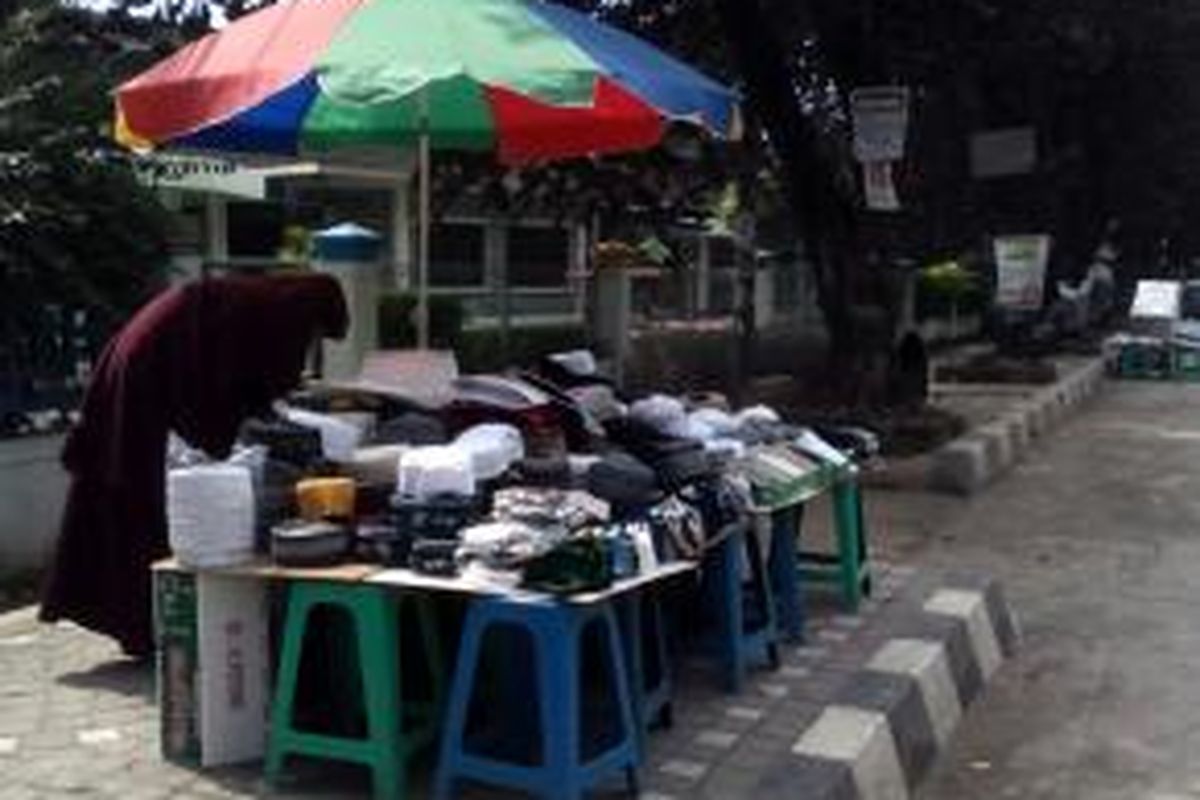 Penjual peci di pinggir Jalan Raya Kalimalang