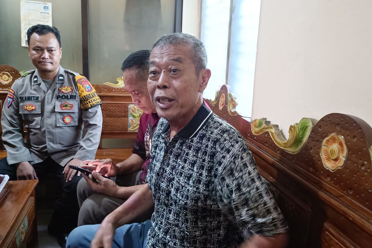 Mantan Ketua DPRD Jatim Kusnadi saat memberikan klarifikasi ke Polsek Balongbendo Sidoarjo, Senin (9/6/2025)