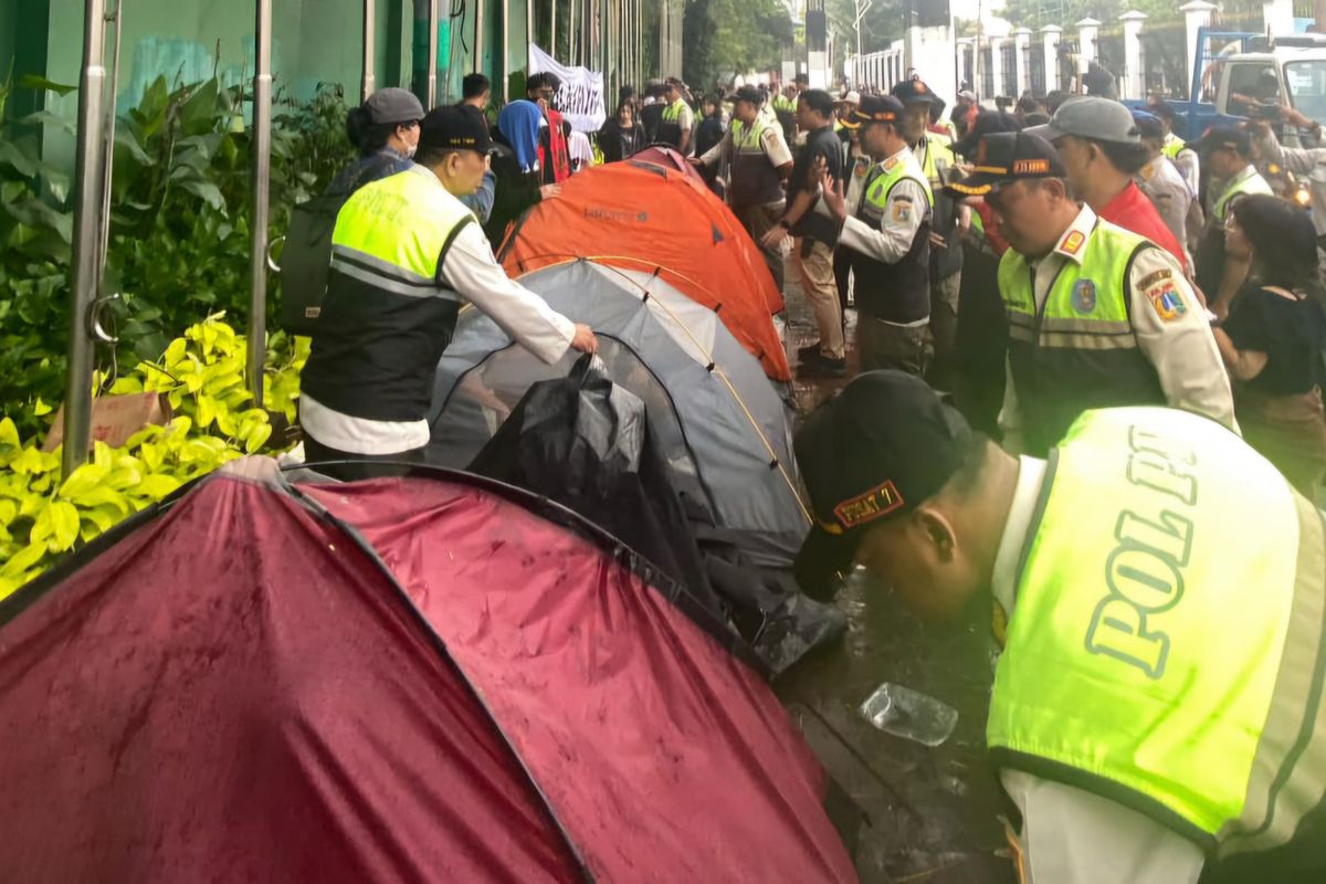 Kala Aksi Piknik Melawan Dibubarkan Paksa dan Dianggap Ganggu Pejalan Kaki