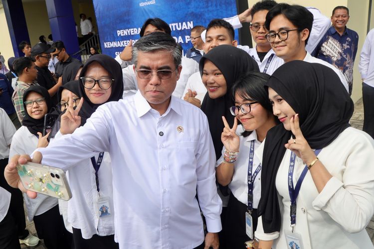 Menaker Yassierli dalam penyerahan bantuan Kemnaker Peduli untuk masyarakat terdampak bencana di Sumatera Utara dan Aceh di BBPVP Medan, Selasa (21/4/2026). Dok. Kemnaker