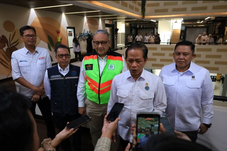 Menteri Lingkungan Hidup sekaligus Kepala Badan Pengendalian Lingkungan Hidup (KLH/BPLH), Hanif Faisol Nurofiq, saat memimpin verifikasi lapangan di Kawasan Industri Pulogadung, Jakarta Timur