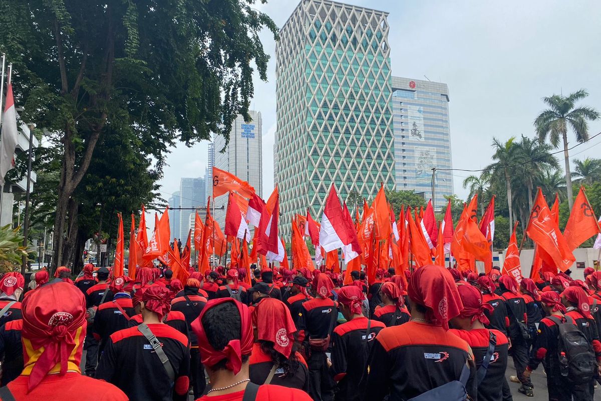 Ribuan massa partai buruh lakukan longmarch berkeliling ke Bundaran HI lalu ke Patung Kuda, Rabu (1/5/2024). 